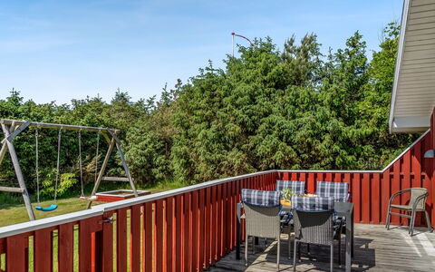Hans - 1.2Km from the Sea: Hout, Huis, Veranda, Dek, Hardwood, Dak, Beits, Houten Vloer, Eco Hotel