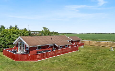 Hans - 1.2Km from the Sea: Hout, Huis, Veranda, Dek, Hardwood, Dak, Beits, Houten Vloer, Eco Hotel