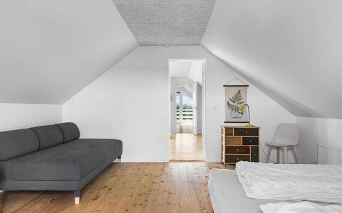 Ung - 460M from the Sea: Huis, Dak, Huis, Verblijf, Struik, Groundcover, Landgoed, Boerderij, Siding, Garden Gebouwen