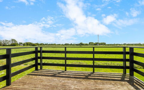 Ung - 460M from the Sea: Huis, Dak, Huis, Verblijf, Struik, Groundcover, Landgoed, Boerderij, Siding, Garden Gebouwen