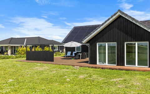 Ung - 460M from the Sea: Huis, Dak, Huis, Verblijf, Struik, Groundcover, Landgoed, Boerderij, Siding, Garden Gebouwen
