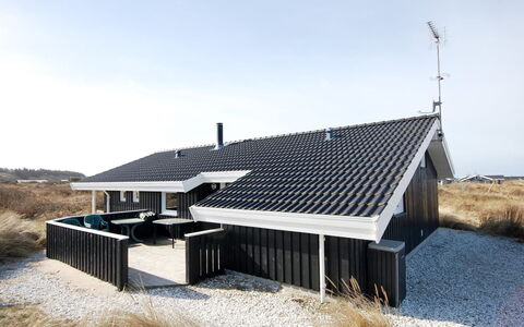 Zuhra - 400M from the Sea: Gebouw, Huis, Venster, Huis, Dak, Woongebied, Struik, Verblijf, Land Lot