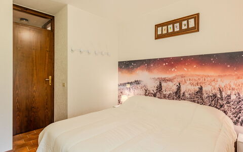 Boris: Muur, Slaapkamer, Interieur Ontwerp, Bed, Laken, Bedding, Verdieping, Kamer, Flooring, Bed Frame