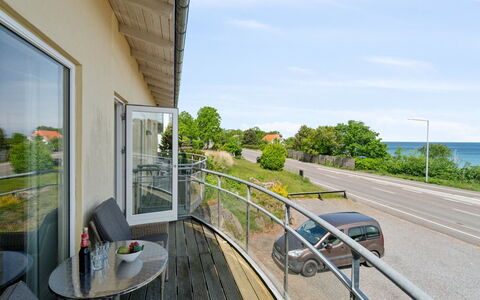 Ayo - 75M from the Sea: Hout, Flooring, Interieur Ontwerp, Verdieping, Meubilair, Houten Vloer, Kamer, Plafond, Beits, Hardwood