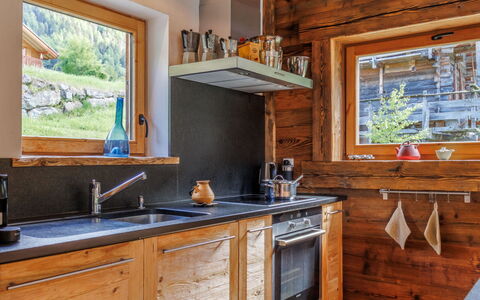 Chalet Gaea: Hout, Keuken, Beits, Countertop, Hardwood, Plafond, Plank, Blokhut, Verblijf, Cabinetry