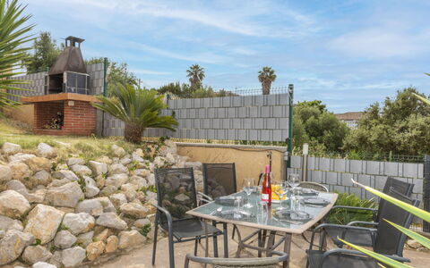 Melina: Meubilair, Stoel, Balkon, Buitentafel, Appartement, Buitenmeubels, Kamerplant, Fiets, Keuken En Eettafel, Bloempot