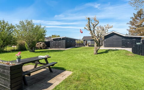 Herwarth - 400M from the Sea: Gras, Huis, Land Lot, Gazon, Schaduw, Groundcover, Tuin, Verblijf, Landscaping, Werf