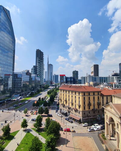 Repubblica City View: Boom, Weg Oppervlak, Automotive Buiten, Auto, Openbare Ruimte, Asfalt, Straat, Parking, Family Car