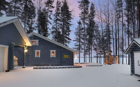 Villa Vulpe: Bed, Meubilair, Slaapkamer, Interieur Ontwerp, Bedding, Laken, Flooring, Hout, Verdieping, Kamer