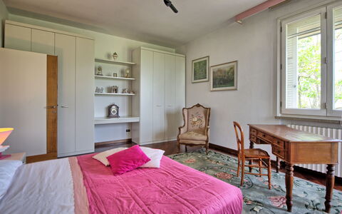 Villa Adriana: Bed, Meubilair, Interieur Ontwerp, Slaapkamer, Muur, Flooring, Verdieping, Laken, Hout, Kamer