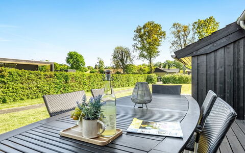 Kody - 400M from the Sea: Huis, Huis, Deur, Dak, Verblijf, Landgoed, Tuin, Schaduw, Siding, Werf