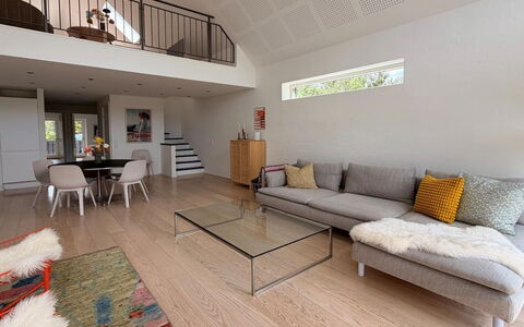 Anelle - 2.5Km from the Sea: Meubilair, Interieur Ontwerp, Flooring, Verdieping, Bankstel, Hout, Houten Vloer, Woonkamer, Plafond, Verlichting