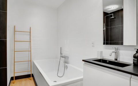 Anelle - 2.5Km from the Sea: Flooring, Verdieping, Interieur Ontwerp, Muur, Loodgieterswerkinrichting, Badkamer, Plafond, Loodgieter, Kraan, Kamer