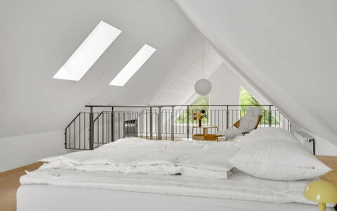 Anelle - 2.5Km from the Sea: Meubilair, Interieur Ontwerp, Flooring, Verdieping, Hout, Houten Vloer, Slaapkamer, Bed, Verlichting, Huis