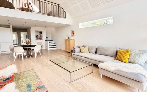 Anelle - 2.5Km from the Sea: Interieur Ontwerp, Flooring, Meubilair, Verdieping, Bankstel, Hout, Houten Vloer, Woonkamer, Plafond, Verlichting