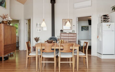 Mariam - 100M from the Sea: Meubilair, Interieur Ontwerp, Flooring, Hout, Verdieping, Lichte Inrichting, Stoel, Houten Vloer, Plafond, Eetkamer