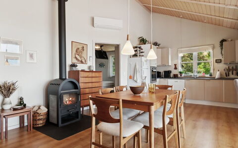 Mariam - 100M from the Sea: Meubilair, Interieur Ontwerp, Flooring, Hout, Verdieping, Plafond, Stoel, Houten Vloer, Woonkamer, Kamer