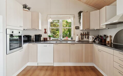 Mariam - 100M from the Sea: Keuken, Toestel Van De Keuken, Countertop, Interieur Ontwerp, Meubilair, Cabinetry, Major Appliance, Hout, Flooring, Huishoudapparatuur