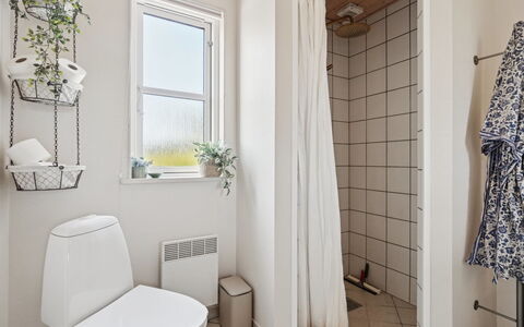 Mariam - 100M from the Sea: Wc Bril, Flooring, Toilet, Loodgieterswerkinrichting, Verdieping, Interieur Ontwerp, Badkamer, Loodgieter, Kamer, Wastafel