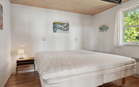 Mariam - 100M from the Sea: Meubilair, Hout, Verdieping, Flooring, Interieur Ontwerp, Slaapkamer, Bed, Houten Vloer, Linens, Kamer