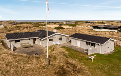 Fridgerd - 300M from the Sea: Hout, Huis, Veranda, Dek, Hardwood, Dak, Beits, Houten Vloer, Eco Hotel