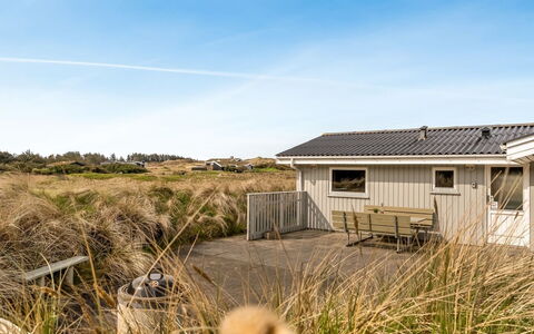 Fridgerd - 300M from the Sea: Hout, Huis, Veranda, Dek, Hardwood, Dak, Beits, Houten Vloer, Eco Hotel