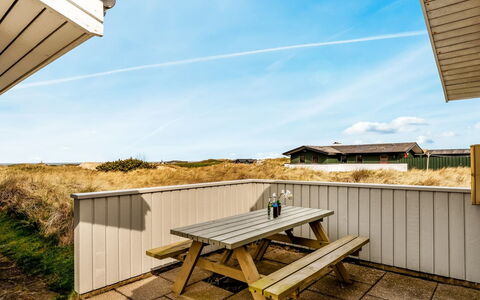 Fridgerd - 300M from the Sea: Hout, Huis, Veranda, Dek, Hardwood, Dak, Beits, Houten Vloer, Eco Hotel