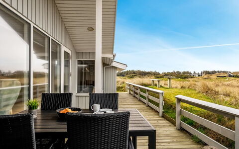 Fridgerd - 300M from the Sea: Hout, Huis, Veranda, Dek, Hardwood, Dak, Beits, Houten Vloer, Eco Hotel