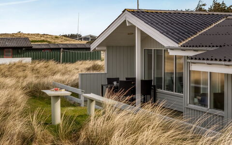 Fridgerd - 300M from the Sea: Hout, Huis, Veranda, Dek, Hardwood, Dak, Beits, Houten Vloer, Eco Hotel