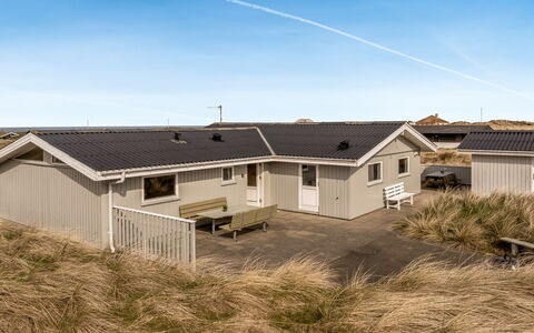 Fridgerd - 300M from the Sea: Hout, Huis, Veranda, Dek, Hardwood, Dak, Beits, Houten Vloer, Eco Hotel