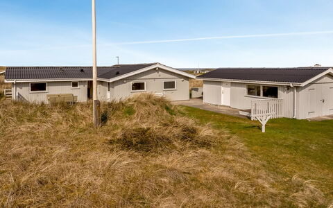 Fridgerd - 300M from the Sea: Hout, Huis, Veranda, Dek, Hardwood, Dak, Beits, Houten Vloer, Eco Hotel