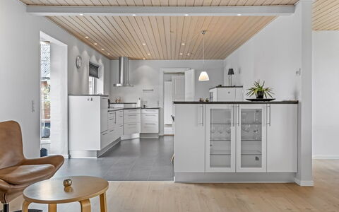 Kukka - 16Km from the Sea: Flooring, Meubilair, Interieur Ontwerp, Verdieping, Houten Vloer, Hout, Keuken, Plafond, Countertop, Cabinetry
