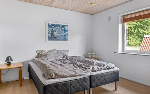 Kukka - 16Km from the Sea: Hout, Interieur Ontwerp, Slaapkamer, Verdieping, Flooring, Plafond, Bed, Bedding, Linens, Bed Frame