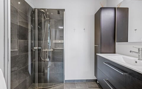 Kukka - 16Km from the Sea: Flooring, Loodgieterswerkinrichting, Verdieping, Badkamer, Interieur Ontwerp, Wastafel, Loodgieter, Kraan, Badkamerkast, Wastafel In De Badkamer
