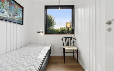 Radica - 400M from the Sea: Slaapkamer, Hout, Bed, Flooring, Verdieping, Laken, Interieur Ontwerp, Bedding, Bed Frame, Kamer