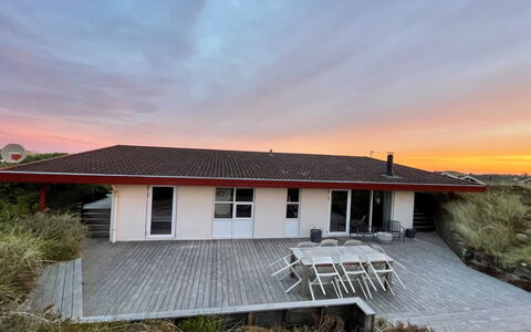 Imelda - 700M from the Sea: Dak, Huis, Huis, Verblijf, Land Lot, Helling, Landgoed, Schaduw, Boerderij