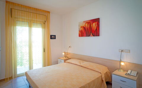 Tortoreto Apartment Close To The Sea, Ac,wi -fi: Interieur Ontwerp, Hout, Meubilair, Verdieping, Flooring, Bed, Kamer, Slaapkamer, Plafond, Laken