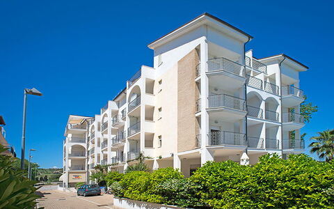 Tortoreto Apartment Close To The Sea, Ac,wi -fi: Appartement, Woongebied, Balkon, Condominium, Schaduw, Hotel, Hek, Toevlucht, Villa