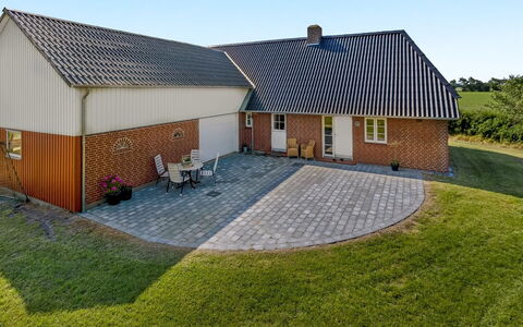 Rahild - 10Km from the Sea: Blauw, Struik, Verblijf, Groundcover, Tuin, Landgoed, Schaduw, Landscaping, Boerderij, Eco Hotel
