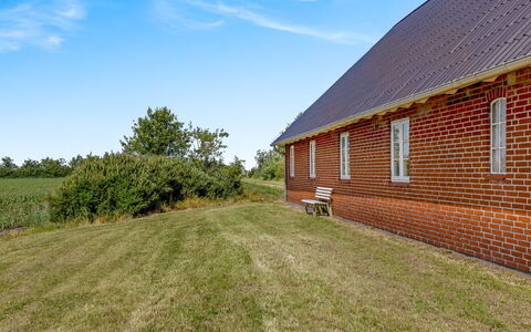 Rahild - 10Km from the Sea: Blauw, Struik, Verblijf, Groundcover, Tuin, Landgoed, Schaduw, Landscaping, Boerderij, Eco Hotel