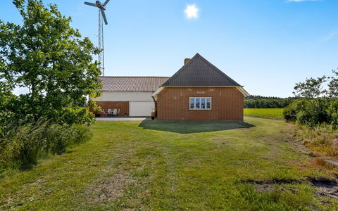 Rahild - 10Km from the Sea: Blauw, Struik, Verblijf, Groundcover, Tuin, Landgoed, Schaduw, Landscaping, Boerderij, Eco Hotel