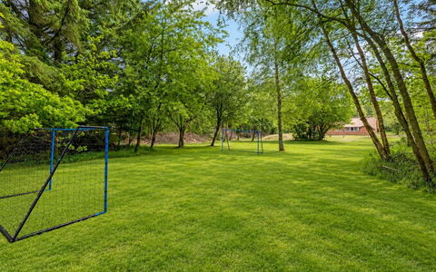 Ulf - 2Km from the Sea: Gras, Land Lot, Gazon, Tuin, Weide, Schaduw, Park, Werf, Landscaping