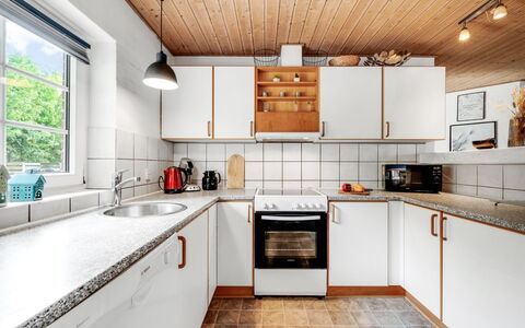 Ulf - 2Km from the Sea: Keuken, Toestel Van De Keuken, Countertop, Major Appliance, Hout, Flooring, Cabinetry, Interieur Ontwerp, Plafond, Loodgieterswerkinrichting
