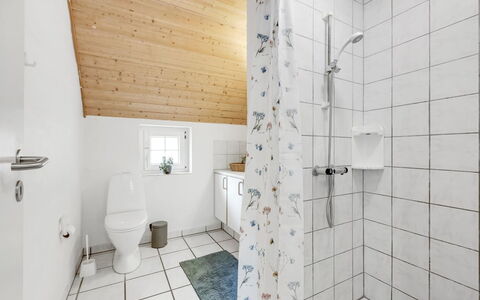 Ulf - 2Km from the Sea: Loodgieterswerkinrichting, Flooring, Verdieping, Badkamer, Interieur Ontwerp, Loodgieter, Plafond, Kraan, Huis, Samengesteld Materiaal