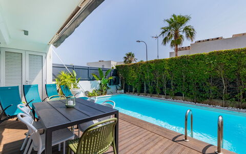 Miguel Vip Properties: Struik, Tuin, Schaduw, Gazon, Buitenmeubels, Backyard, Landscaping, Werf, Landgoed, Stoel