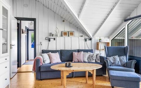 Lovis - 570M from the Sea: Dak, Huis, Huis, Verblijf, Siding, Landgoed, Oprit, Garden Gebouwen, Werf, Schuur