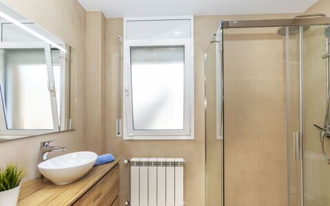 Together: Badkamer, Interieur Ontwerp, Flooring, Verdieping, Loodgieterswerkinrichting, Muur, Hout, Spiegel, Kraan, Kamer