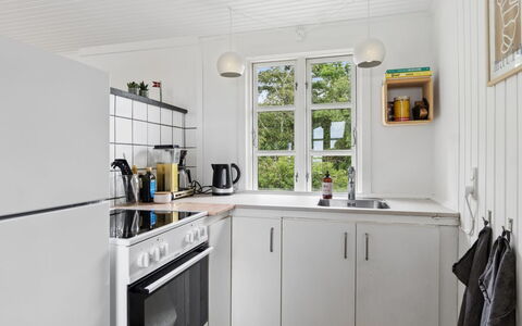 Catalin - 50M from the Sea: Toestel Van De Keuken, Keuken, Countertop, Major Appliance, Flooring, Interieur Ontwerp, Hout, Huishoudapparatuur, Cabinetry, Fornuis