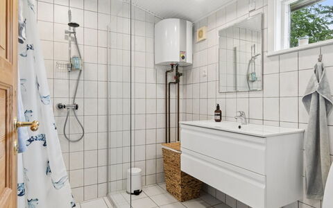 Catalin - 50M from the Sea: Flooring, Verdieping, Loodgieterswerkinrichting, Interieur Ontwerp, Badkamer, Loodgieter, Tegel, Wastafel, Kraan, Toilet
