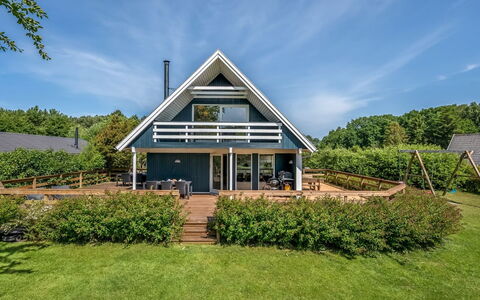 Hekla - 150M from the Sea: Woongebied, Struik, Huis, Huis, Tuin, Landgoed, Schaduw, Landscaping, Gazon